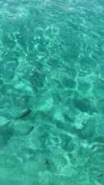 Mavi su arka planı. Denizi kapatın. sosyal medya için dikey video.