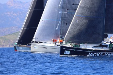 Bodrum, Hindi. 08 Mart 2025: Yelkenliler Ege Denizi 'nin mavi sularında, ünlü tatil beldesi Bodrum' un kıyılarında rüzgarlı havada yelken açıyorlar..