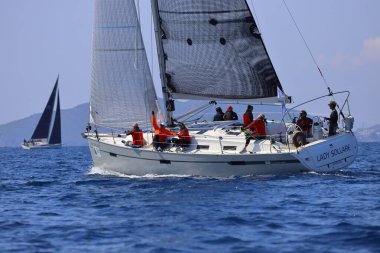 Bodrum, Hindi. 08 Mart 2025: Yelkenliler Ege Denizi 'nin mavi sularında, ünlü tatil beldesi Bodrum' un kıyılarında rüzgarlı havada yelken açıyorlar..