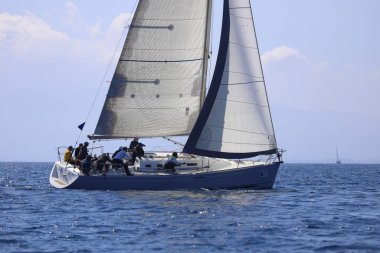 Bodrum, Hindi. 08 Mart 2025: Yelkenliler Ege Denizi 'nin mavi sularında, ünlü tatil beldesi Bodrum' un kıyılarında rüzgarlı havada yelken açıyorlar..