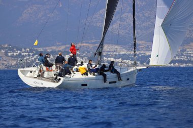 Bodrum, Hindi. 08 Mart 2025: Yelkenliler Ege Denizi 'nin mavi sularında, ünlü tatil beldesi Bodrum' un kıyılarında rüzgarlı havada yelken açıyorlar..