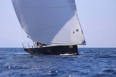 Bodrum, Hindi. 08 Mart 2025: Yelkenliler Ege Denizi 'nin mavi sularında, ünlü tatil beldesi Bodrum' un kıyılarında rüzgarlı havada yelken açıyorlar..