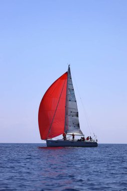 Bodrum, Hindi. 08 Mart 2025: Yelkenliler Ege Denizi 'nin mavi sularında, ünlü tatil beldesi Bodrum' un kıyılarında rüzgarlı havada yelken açıyorlar..