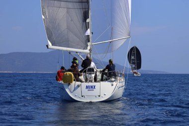Bodrum, Hindi. 08 Mart 2025: Yelkenliler Ege Denizi 'nin mavi sularında, ünlü tatil beldesi Bodrum' un kıyılarında rüzgarlı havada yelken açıyorlar..