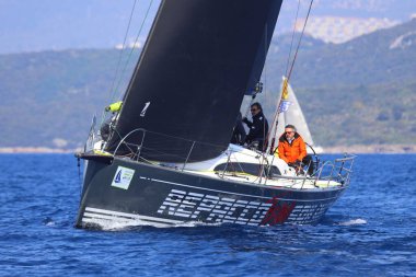 Bodrum, Hindi. 08 Mart 2025: Yelkenliler Ege Denizi 'nin mavi sularında, ünlü tatil beldesi Bodrum' un kıyılarında rüzgarlı havada yelken açıyorlar..