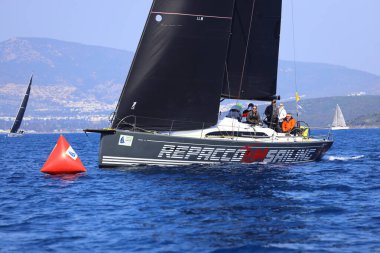 Bodrum, Hindi. 08 Mart 2025: Yelkenliler Ege Denizi 'nin mavi sularında, ünlü tatil beldesi Bodrum' un kıyılarında rüzgarlı havada yelken açıyorlar..