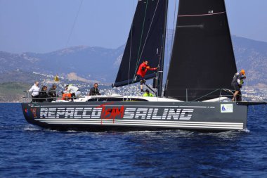 Bodrum, Hindi. 08 Mart 2025: Yelkenliler Ege Denizi 'nin mavi sularında, ünlü tatil beldesi Bodrum' un kıyılarında rüzgarlı havada yelken açıyorlar..