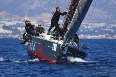 Bodrum, Hindi. 08 Mart 2025: Yelkenliler Ege Denizi 'nin mavi sularında, ünlü tatil beldesi Bodrum' un kıyılarında rüzgarlı havada yelken açıyorlar..