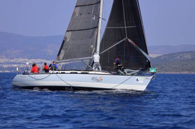 Bodrum, Hindi. 08 Mart 2025: Yelkenliler Ege Denizi 'nin mavi sularında, ünlü tatil beldesi Bodrum' un kıyılarında rüzgarlı havada yelken açıyorlar..