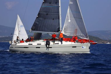 Bodrum, Hindi. 08 Mart 2025: Yelkenliler Ege Denizi 'nin mavi sularında, ünlü tatil beldesi Bodrum' un kıyılarında rüzgarlı havada yelken açıyorlar..