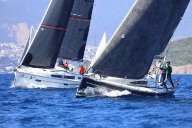 Bodrum, Hindi. 08 Mart 2025: Yelkenliler Ege Denizi 'nin mavi sularında, ünlü tatil beldesi Bodrum' un kıyılarında rüzgarlı havada yelken açıyorlar..