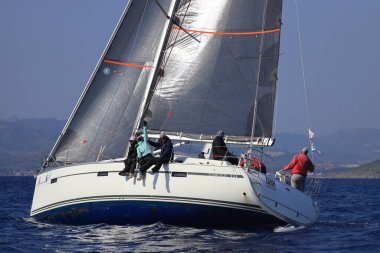 Bodrum, Hindi. 08 Mart 2025: Yelkenliler Ege Denizi 'nin mavi sularında, ünlü tatil beldesi Bodrum' un kıyılarında rüzgarlı havada yelken açıyorlar..