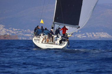 Bodrum, Hindi. 08 Mart 2025: Yelkenliler Ege Denizi 'nin mavi sularında, ünlü tatil beldesi Bodrum' un kıyılarında rüzgarlı havada yelken açıyorlar..