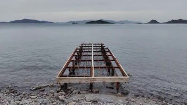 Eski terk edilmiş ahşap balıkçı iskelesi kırsalda denizde.