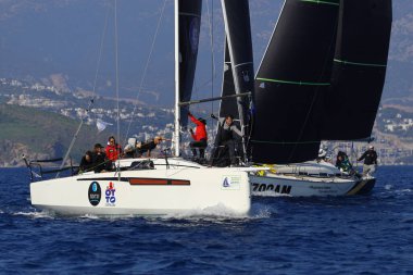 Bodrum, Hindi. 08 Mart 2025: Yelkenliler Ege Denizi 'nin mavi sularında, ünlü tatil beldesi Bodrum' un kıyılarında rüzgarlı havada yelken açıyorlar..