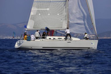 Bodrum, Hindi. 08 Mart 2025: Yelkenliler Ege Denizi 'nin mavi sularında, ünlü tatil beldesi Bodrum' un kıyılarında rüzgarlı havada yelken açıyorlar..