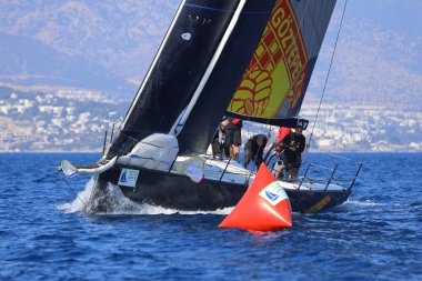 Bodrum, Hindi. 08 Mart 2025: Yelkenliler Ege Denizi 'nin mavi sularında, ünlü tatil beldesi Bodrum' un kıyılarında rüzgarlı havada yelken açıyorlar..