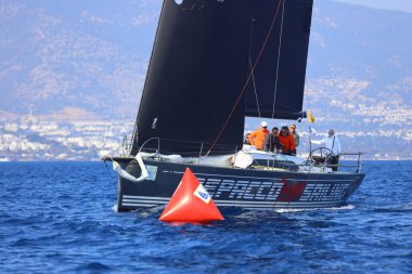 Bodrum, Hindi. 08 Mart 2025: Yelkenliler Ege Denizi 'nin mavi sularında, ünlü tatil beldesi Bodrum' un kıyılarında rüzgarlı havada yelken açıyorlar..