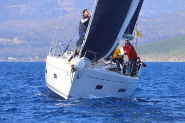 Bodrum, Hindi. 08 Mart 2025: Yelkenliler Ege Denizi 'nin mavi sularında, ünlü tatil beldesi Bodrum' un kıyılarında rüzgarlı havada yelken açıyorlar..