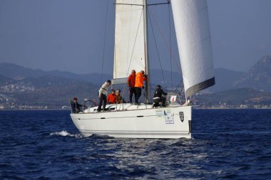 Bodrum, Hindi. 08 Mart 2025: Yelkenliler Ege Denizi 'nin mavi sularında, ünlü tatil beldesi Bodrum' un kıyılarında rüzgarlı havada yelken açıyorlar..
