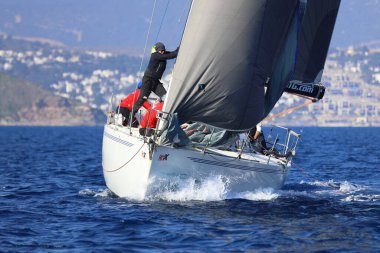 Bodrum, Hindi. 08 Mart 2025: Yelkenliler Ege Denizi 'nin mavi sularında, ünlü tatil beldesi Bodrum' un kıyılarında rüzgarlı havada yelken açıyorlar..