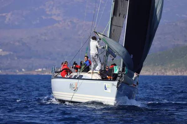 Bodrum, Hindi. 08 Mart 2025: Yelkenliler Ege Denizi 'nin mavi sularında, ünlü tatil beldesi Bodrum' un kıyılarında rüzgarlı havada yelken açıyorlar..
