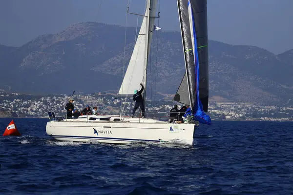 Bodrum, Hindi. 08 Mart 2025: Yelkenliler Ege Denizi 'nin mavi sularında, ünlü tatil beldesi Bodrum' un kıyılarında rüzgarlı havada yelken açıyorlar..