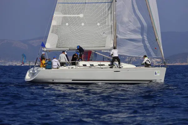 Bodrum, Hindi. 08 Mart 2025: Yelkenliler Ege Denizi 'nin mavi sularında, ünlü tatil beldesi Bodrum' un kıyılarında rüzgarlı havada yelken açıyorlar..