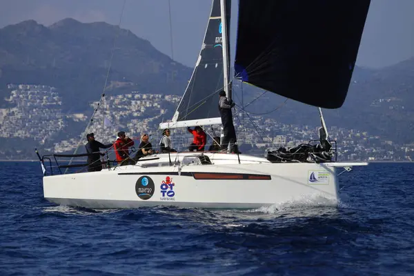 Bodrum, Hindi. 08 Mart 2025: Yelkenliler Ege Denizi 'nin mavi sularında, ünlü tatil beldesi Bodrum' un kıyılarında rüzgarlı havada yelken açıyorlar..