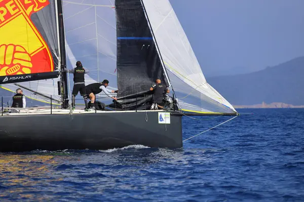 Bodrum, Hindi. 08 Mart 2025: Yelkenliler Ege Denizi 'nin mavi sularında, ünlü tatil beldesi Bodrum' un kıyılarında rüzgarlı havada yelken açıyorlar..