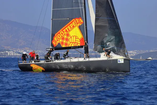 Bodrum, Hindi. 08 Mart 2025: Yelkenliler Ege Denizi 'nin mavi sularında, ünlü tatil beldesi Bodrum' un kıyılarında rüzgarlı havada yelken açıyorlar..