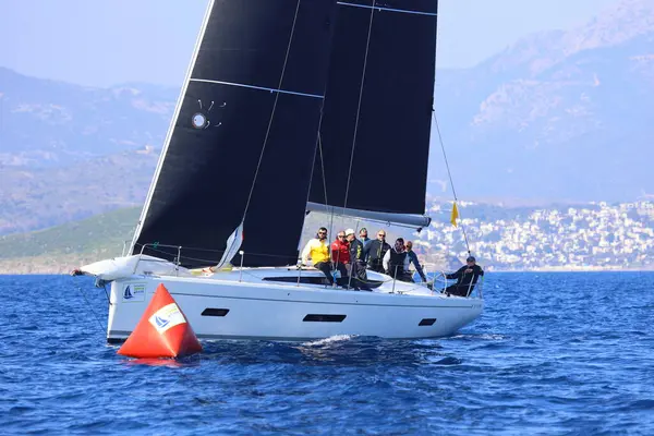 Bodrum, Hindi. 08 Mart 2025: Yelkenliler Ege Denizi 'nin mavi sularında, ünlü tatil beldesi Bodrum' un kıyılarında rüzgarlı havada yelken açıyorlar..