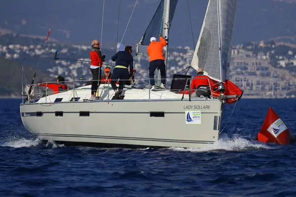 Bodrum, Hindi. 08 Mart 2025: Yelkenliler Ege Denizi 'nin mavi sularında, ünlü tatil beldesi Bodrum' un kıyılarında rüzgarlı havada yelken açıyorlar..