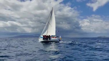 Bodrum, Hindi. 06 Nisan 2025: Ege Denizi 'nin mavi sularında, ünlü tatil beldesi Bodrum' un kıyılarında yelkenliler rüzgarlı havada yelken açıyor.