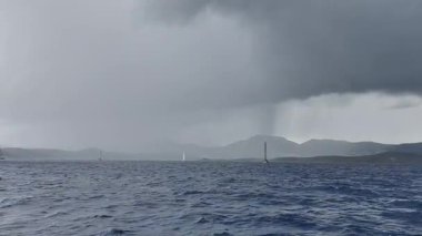 deniz üzerinde fırtına bulutları