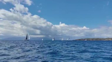  Yelkenliler rüzgarlı havada Ege Denizi 'nin mavi sularında, ünlü tatil beldesi Bodrum' un kıyılarında yelken açarlar..