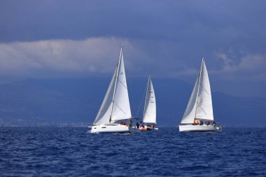 Bodrum, Hindi. 06 Nisan 2025: Ege Denizi 'nin mavi sularında, ünlü tatil beldesi Bodrum' un kıyılarında yelkenliler rüzgarlı havada yelken açıyor.