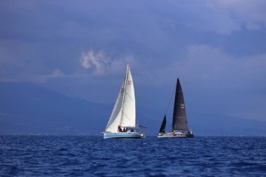 Bodrum, Hindi. 06 Nisan 2025: Ege Denizi 'nin mavi sularında, ünlü tatil beldesi Bodrum' un kıyılarında yelkenliler rüzgarlı havada yelken açıyor.