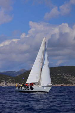 Bodrum, Hindi. 06 Nisan 2025: Ege Denizi 'nin mavi sularında, ünlü tatil beldesi Bodrum' un kıyılarında yelkenliler rüzgarlı havada yelken açıyor.