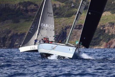 Bodrum, Hindi. 06 Nisan 2025: Ege Denizi 'nin mavi sularında, ünlü tatil beldesi Bodrum' un kıyılarında yelkenliler rüzgarlı havada yelken açıyor.