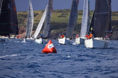 Bodrum, Hindi. 06 Nisan 2025: Ege Denizi 'nin mavi sularında, ünlü tatil beldesi Bodrum' un kıyılarında yelkenliler rüzgarlı havada yelken açıyor.