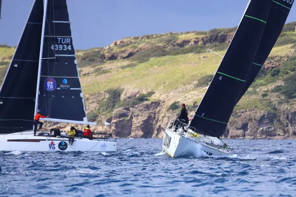 Bodrum, Hindi. 06 Nisan 2025: Ege Denizi 'nin mavi sularında, ünlü tatil beldesi Bodrum' un kıyılarında yelkenliler rüzgarlı havada yelken açıyor.