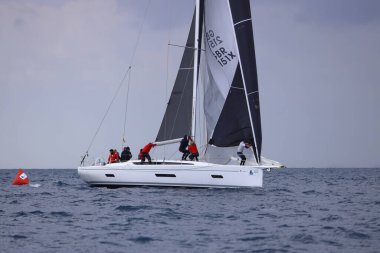 Bodrum, Hindi. 06 Nisan 2025: Ege Denizi 'nin mavi sularında, ünlü tatil beldesi Bodrum' un kıyılarında yelkenliler rüzgarlı havada yelken açıyor.