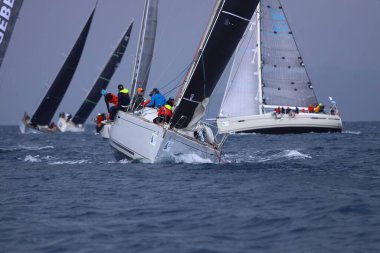 Bodrum, Hindi. 06 Nisan 2025: Ege Denizi 'nin mavi sularında, ünlü tatil beldesi Bodrum' un kıyılarında yelkenliler rüzgarlı havada yelken açıyor.