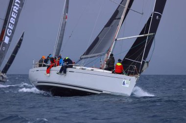 Bodrum, Hindi. 06 Nisan 2025: Ege Denizi 'nin mavi sularında, ünlü tatil beldesi Bodrum' un kıyılarında yelkenliler rüzgarlı havada yelken açıyor.