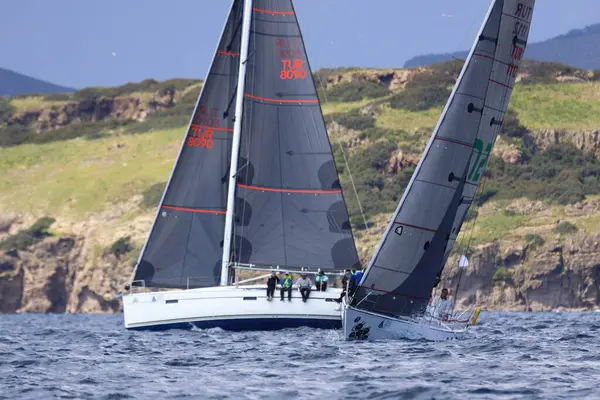 Bodrum, Hindi. 06 Nisan 2025: Ege Denizi 'nin mavi sularında, ünlü tatil beldesi Bodrum' un kıyılarında yelkenliler rüzgarlı havada yelken açıyor.