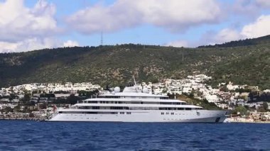 Bodrum, Mugla, Türkiye: 06 Nisan 2025: Bodrum 'un ünlü tatil beldesi Altın Odyssey' de süper mega yat. 2015 yılında Almanya 'da inşa edilen 124 metrelik süper yat 150 milyon dolar değerinde. Yatın eski sahibi Prens Khaled bin Sultan..
