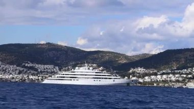 Bodrum, Mugla, Türkiye: 06 Nisan 2025: Bodrum 'un ünlü tatil beldesi Altın Odyssey' de süper mega yat. 2015 yılında Almanya 'da inşa edilen 124 metrelik süper yat 150 milyon dolar değerinde. Yatın eski sahibi Prens Khaled bin Sultan..