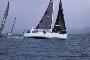 Bodrum, Hindi. 06 Nisan 2025: Ege Denizi 'nin mavi sularında, ünlü tatil beldesi Bodrum' un kıyılarında yelkenliler rüzgarlı havada yelken açıyor.