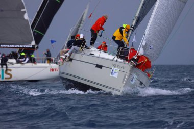 Bodrum, Hindi. 06 Nisan 2025: Ege Denizi 'nin mavi sularında, ünlü tatil beldesi Bodrum' un kıyılarında yelkenliler rüzgarlı havada yelken açıyor.